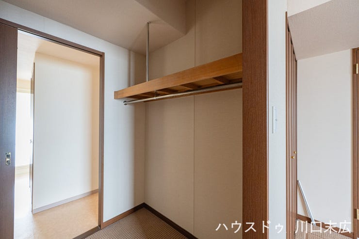 奥までスペースを確保した大容量のウォークインクローゼットです。衣類から季節用品までまとめて収納でき、居住空間を常にすっきりと、洗練された状態に保つことができます。