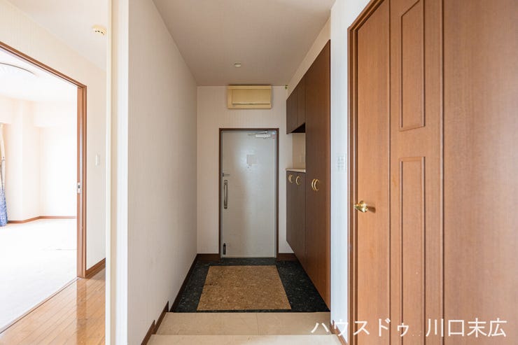 住まいの顔となる、落ち着いたトーンでまとめられた玄関スペースです。各居住空間へスムーズにアクセスできる機能的な動線設計により、日々の外出や帰宅をサポートします。