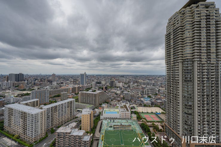 周囲の街並みを一望できる、開放感にあふれた眺望が魅力です. 日々の生活の中で季節の移ろいを感じながら、心穏やかにリラックスできる特別な時間を提供します。