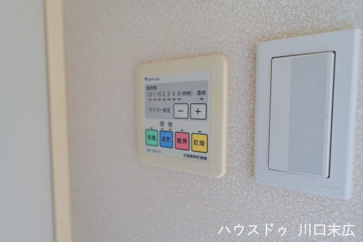 天候に左右されず洗濯物を乾かせる浴室乾燥機を搭載しています。換気や暖房機能も備え、一年を通して快適なバスタイムと効率的な家事をサポートする実用的な設備です。