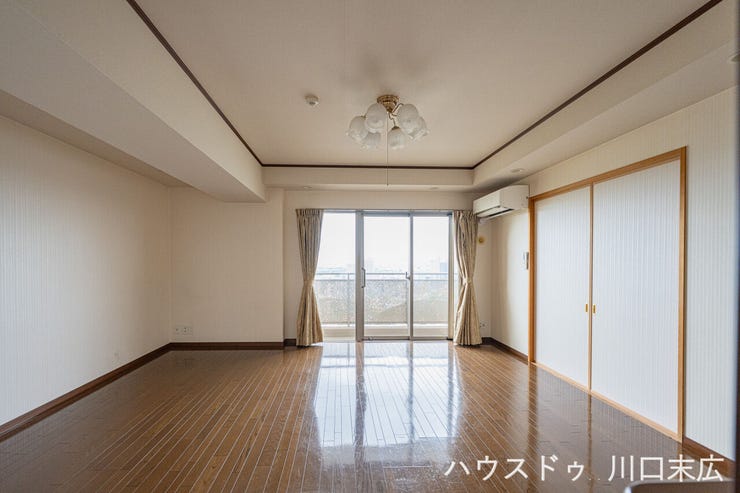 床暖房を完備し、足元からじんわりと温まる快適な居住空間です。フローリング仕上げのシンプルな内装は、お好みのインテリアで自在に空間をコーディネートできます。