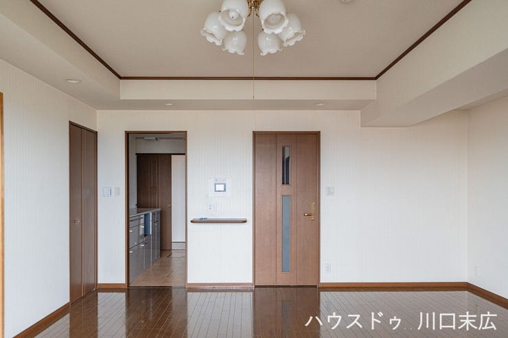 各部屋へのアクセスがしやすい機能的な動線設計です。ご家族が自然と集まる憩いの場として、コミュニケーションを育む温かみのある生活空間を提供します。