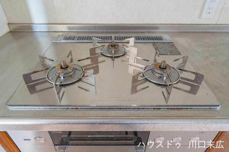 同時に複数の調理を進行できる3口ガスコンロを搭載しています。お料理のレパートリーが広がり、毎日の家事をよりスムーズにこなせる実用性に優れた設備です。