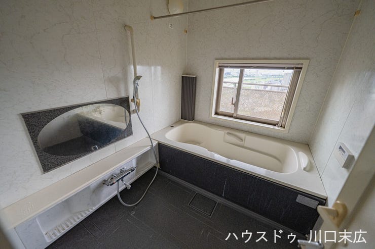 小窓を備え、こもりやすい湿気や空気を自然に換気できるユニットバスです。一日の疲れを癒やすリラクゼーションタイムを、快適で清潔な空間でお楽しみいただけます。