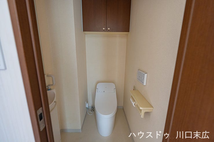 快適な使用感を保つ温水洗浄便座を搭載しています。上部には収納棚を備え、トイレットペーパーなどの備品を整理して、すっきりとしたプライベート空間を維持できます。