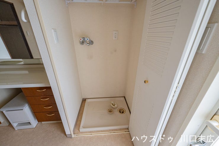 万が一の水漏れトラブルを軽減する防水パンを備えています。水回りの設備を一箇所に集約することで、日々の洗濯から干すまでの家事動線を効率化し生活を支えます。