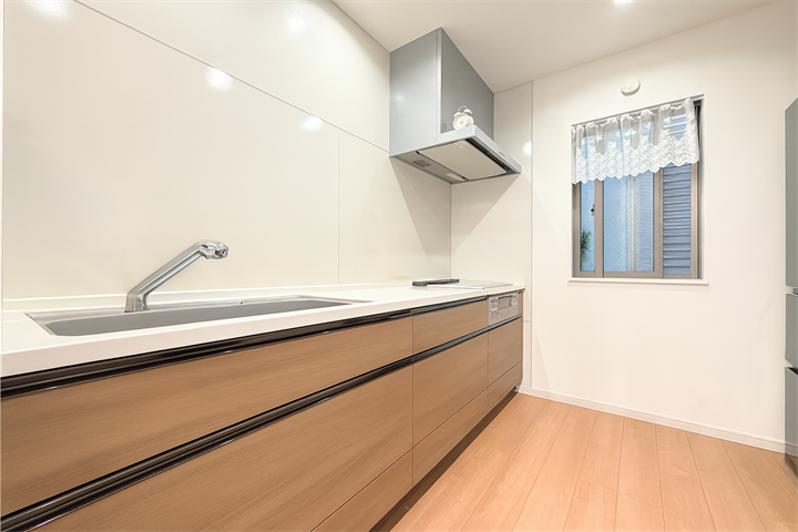 調理動線を考慮したシステムキッチンで、快適にお料理ができます。
まっすぐに伸びた水平ラインが美しく無駄の無い空間を演出しています。