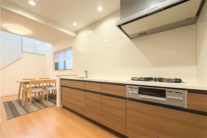 キッチンとリビングダイニングの距離が近いので料理しながら家族との会話も弾みそう♪
ゆとりのワークトップで配膳用のお皿を並べながらの調理もできそうですね。