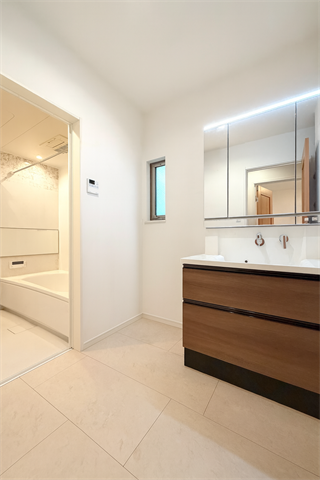 洗面台の鏡裏は収納スペースになっています。
隠す収納でスッキリ周辺を片付けることが出来ます。
小さめのドライヤーならすっぽり収まります。