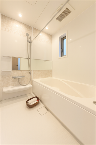 明るくのびのびと入浴できる浴室。
浴室乾燥機付きなので雨の日のお洗濯物干し場に困る事もなさそうです。
しっかりと換気ができるのも嬉しいですね。