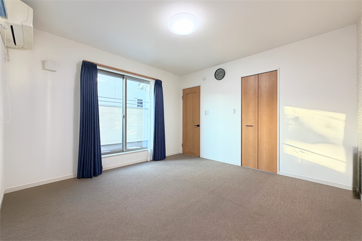 バルコニーに面したお部屋です。
お天気のいい日にはたっぷりと陽を取り込むことができ、
ベッドの上のお布団もふかふかになりそうですね。