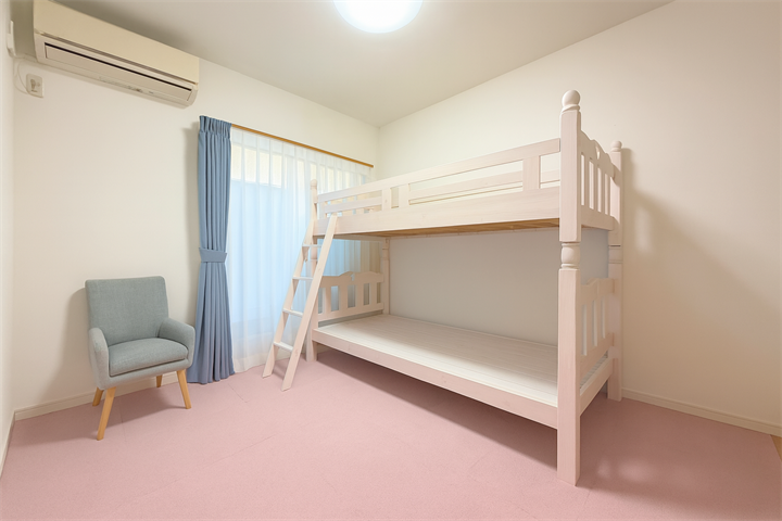 壁が白いのでプロジェクターを設置して映画やYouTubeなど楽しめます♪
部屋がおしゃれなシアタールームのように変身◎