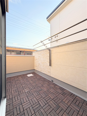 洗濯物を干すだけではなく、おしゃれに活用できれば生活がもっと豊かになります。
光もたっぷり差し込むため、部屋の奥まで自然光が明るく照らします。