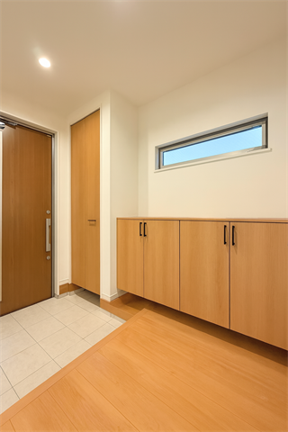 玄関には収納棚が設置されています。
家族全員分の靴など片付けておけるので
スッキリとした空間を保てます◎