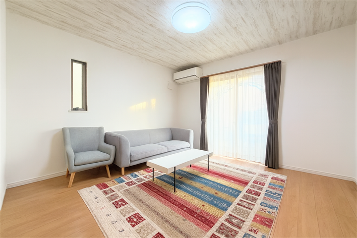 ワイドな窓からの採光が気持ち良いリビング空間◎