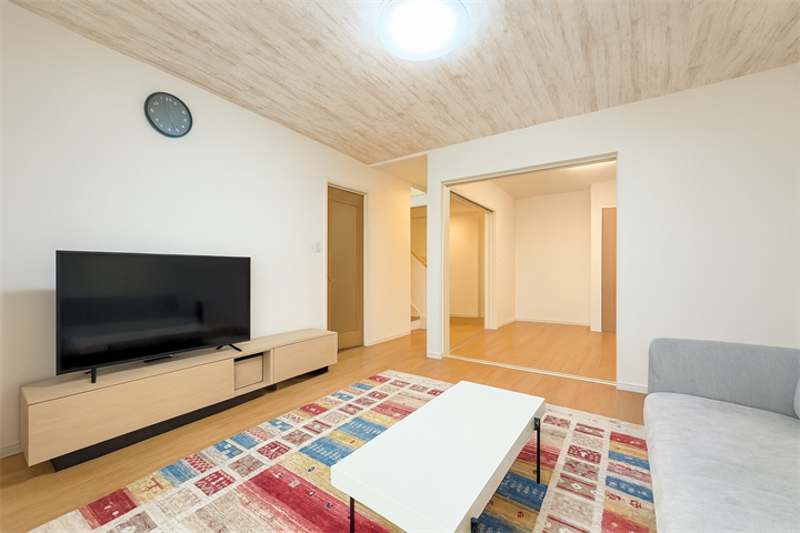 絨毯ラグをひけば思わず寝転がりたくなってしまうような広々空間です。
子供が走り回っても気兼ねないリビングダイニングです。