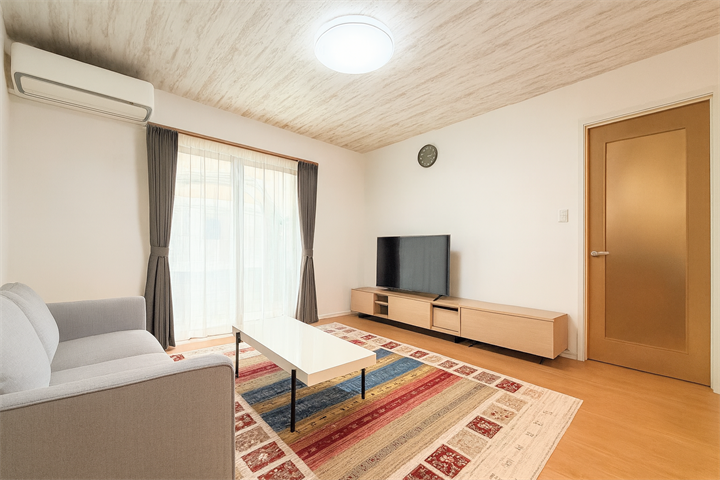 自分の好きなソファやテーブル、インテリアグッズを設置できます。
カーペットなどの床材や、テーブル、ソファーなどのインテリアにこだわってもいいですね。