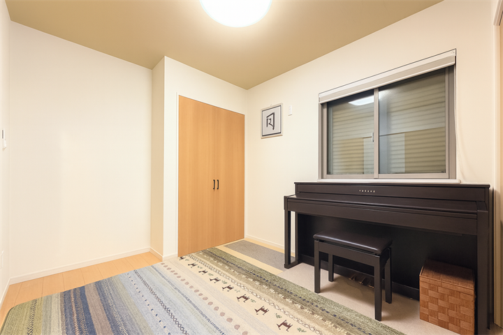 リビングとつながるお部屋は、
お客さまが遊びに来た時にも使えますし、
ちょっと疲れた時にお昼寝できるのもうれしいですね。