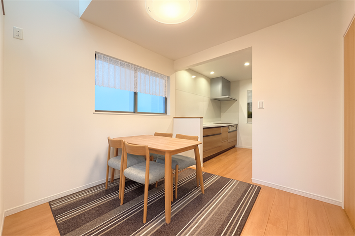 リビングとダイニングキッチンがワンフロアに集まった開放的な空間。
できた料理をすぐに食卓へ運べるのも嬉しいところです。