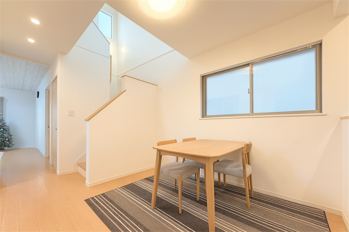 子供が遊んでいる様子を見ながら料理ができるのは安心です。
ごはんができたらすぐに食卓へ!