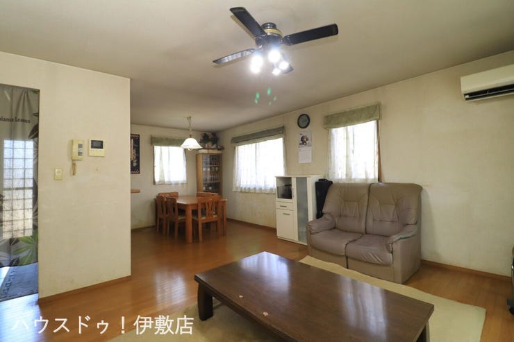 本名町 中古戸建 【リビング】
3方向に窓があり、風通しの良い快適空間