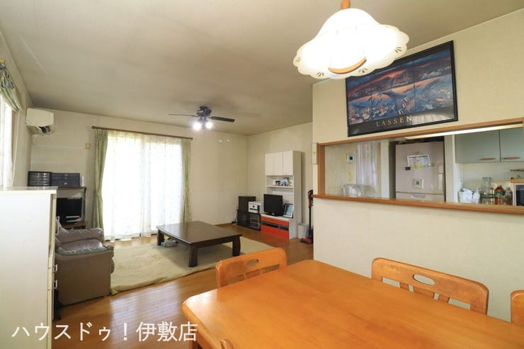 本名町 中古戸建 【リビング】
広々としたLDKで家族みんなでゆっくりとくつろげる空間