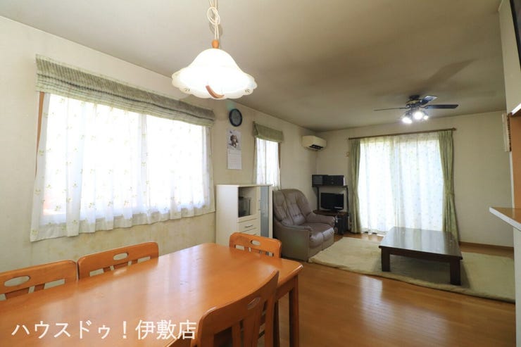 本名町 中古戸建 【リビング】
南側に掃き出し窓があり、部屋の奥まで光が入りやすいリビング