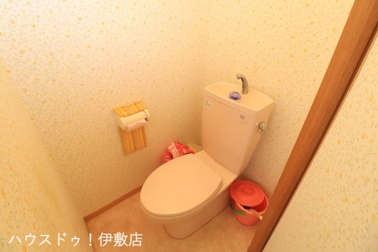 本名町 中古戸建 【トイレ】
和室隣接のトイレ。