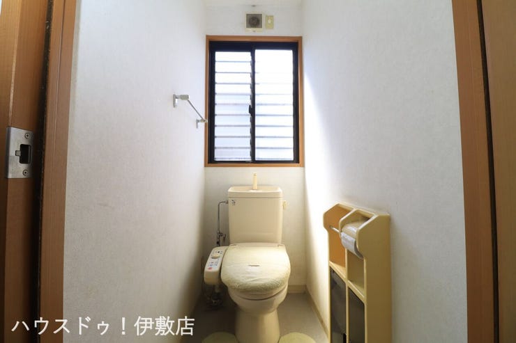 本名町 中古戸建 【1Fトイレ】
ウォシュレット機能付きトイレです♪
タオルリングやペーパーホルダーも完備です
