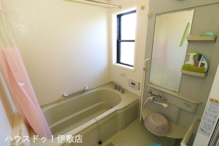 本名町 中古戸建 【浴室】
大型の浴槽に浸かって日頃の疲れを癒して頂く事が出来ますね