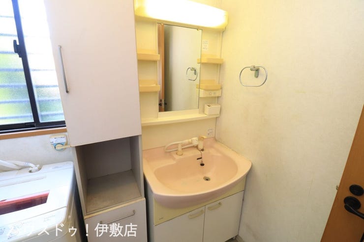 本名町 中古戸建 【洗面台】
ハンドシャワー付き洗面台。広い洗面ボウルでは楽にシャンプーや手洗い洗濯ができます。
