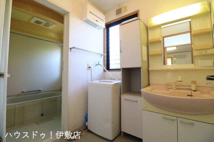 本名町 中古戸建 【洗面所】
洗濯機置場付きの洗面所。窓があり、自然換気もすぐにできます