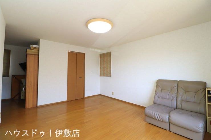 本名町 中古戸建 【2F洋室】
ウォークインクローゼット付の洋室。部屋を広く使用できます
