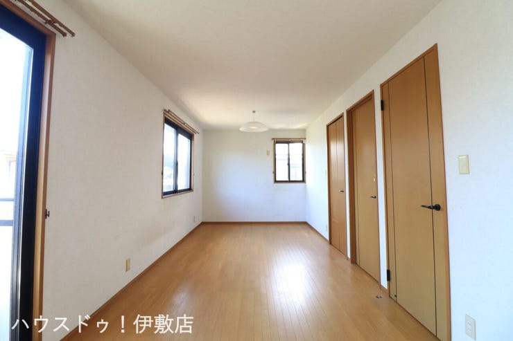 本名町 中古戸建 【2F洋室×洋室】
扉が2ヶ所ついており、将来的に仕切ることも可能です