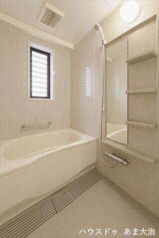 角部屋になるため浴室に窓がある造りです。自然光を取り込むことができるので柔らかく明るい空間を作り出してくれそうですね。 ※居住中につき室内をCGにて家具消しをしたものです。