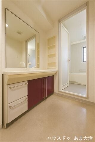 朝の忙しい時間帯に、2人以上が同時に並んで歯磨きや洗顔、メイクなどをスムーズに行うことができそうなゆとりのある洗面スペース。 ※居住中につき室内をCGにて家具消しをしたものです。