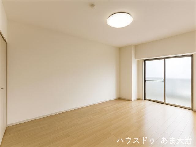 家具配置の自由度が高そうな8.3帖洋室。書斎、趣味の部屋など、ライフスタイルに合わせて多様な使い方ができそうですね。 ※居住中につき室内をCGにて家具消しをしたものです。