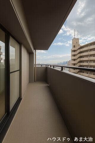 南側バルコニー:日当たり良好◎明るく暖かいお部屋を保つことができそうです。冬場でも日差しで部屋が暖まりそうです。 ※居住中につき室内をCGにて家具消しをしたものです。