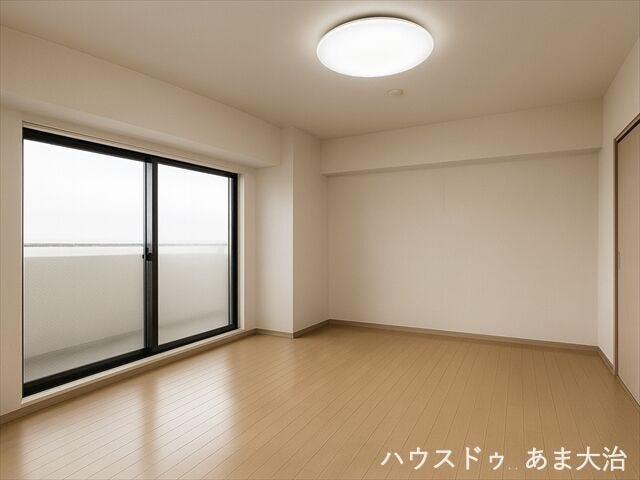 北6帖洋室:冷暖房効率が良くなりそうなちょうどいい広さの洋室。ベッド、ソファ、テーブルなどの設置もできそうな広さです。 ※居住中につき室内をCGにて家具消しをしたものです。