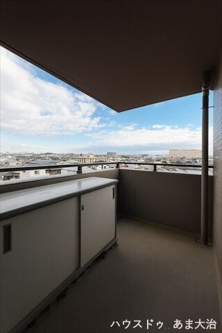 北側バルコニー:風通しが良く、布団や洗濯物が多くても干し場所に困りませんね。