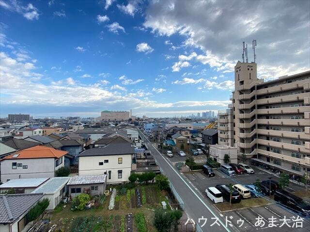 周りには背の高い建物もなく、視界良好。花火大会も楽しめる眺望で、日常の中に季節を感じられる貴重な時間となりそうですね◎