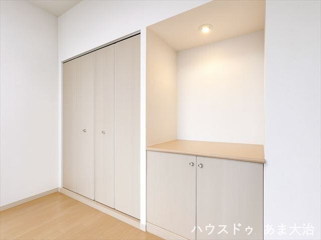 LDK内にはあると嬉しい収納スペースも確保。両開き扉で使い勝手のいい収納スペースで、物の出し入れもしやすそうです。 ※居住中につき室内をCGにて家具消しをしたものです。
