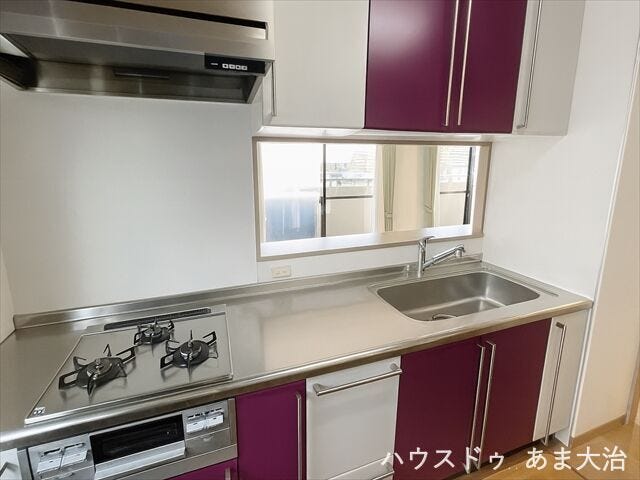 食洗器付きのキッチンで、家事の負担を軽減できそうです◎キッチンから東バルコニーへの出入りが可能で、ゴミ箱置き場に困ることもなさそうですね。 ※居住中につき室内をCGにて家具消しをしたものです。