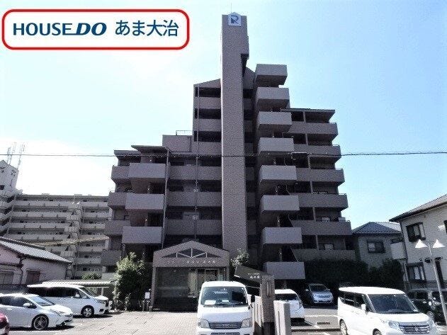 【外観】
名古屋市内へのアクセスも良好。幹線道路にほど近い あま市中萱津エリアに位置する中古マンションの登場です。
8階建てマンションの5階東角に位置し、眺望も期待できそうです。