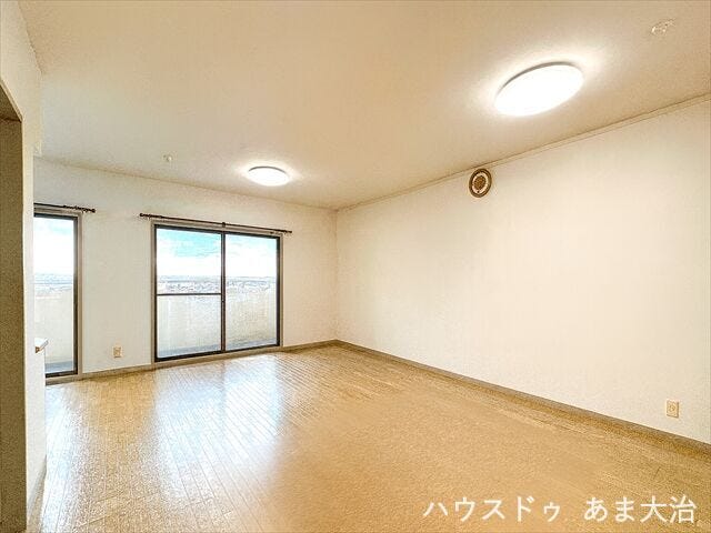 31.2帖LDK:ダイニングスペース、リビングスペースを分けてご利用いただけるゆとりある空間◎生活にメリハリをつけることができそうですね。 ※居住中につき室内をCGにて家具消しをしたものです。