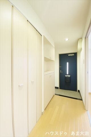 廊下には可動棚付きの両開き扉収納付き。家族で共有したいものを収納する場としてもぴったりです。 ※居住中につき室内をCGにて家具消しをしたものです。