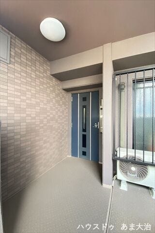 広々とした玄関前エントランス。ベビーカーや三輪車、アウトドア用品などを玄関先に一時的に置くこともできそうなゆとりがありますね。 ※居住中につき室内をCGにて家具消しをしたものです。