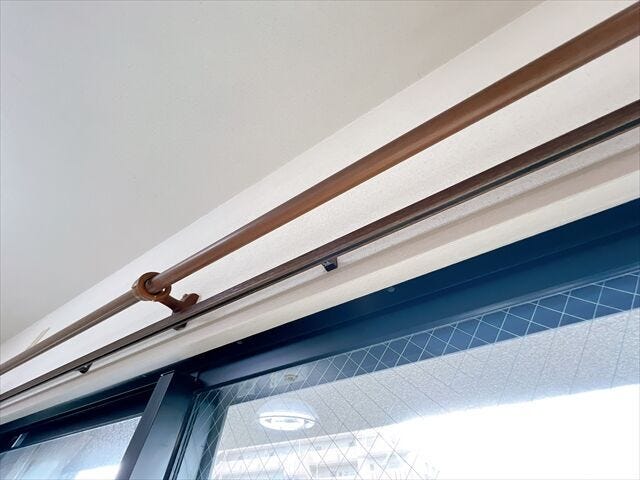 各窓にカーテンレール付き。入居時費用を抑える事ができそうですね。