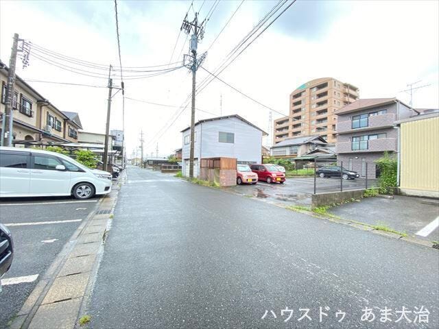 道路幅にゆとりがあるので、車種を選びません。大きめの車を乗りたい方にもオススメです。