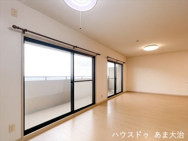 31.2帖LDK。南面には大きな掃き出し窓のあるLDK。一日中明るく、過ごしやすいLDKです。 ※居住中につき室内をCGにて家具消しをしたものです。